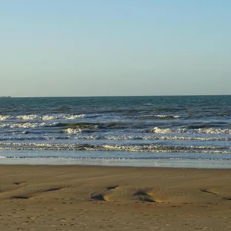 In By Sandy Beaches, Cleaning Included Apartment Nieuwpoort